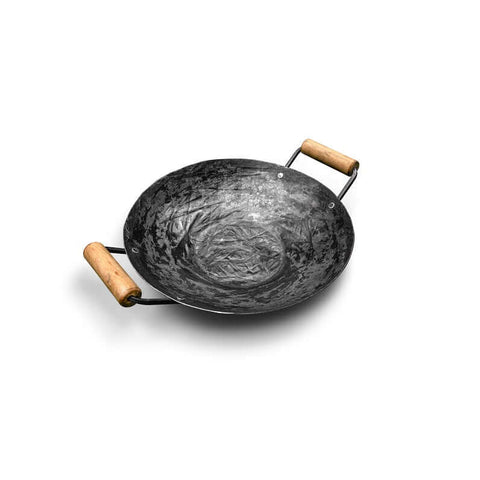 Handgeschmiedete Wok-Pfanne 30cm mit ebenem Boden aus Carbon Stahl mit Holzgriffen, Durchmesser 30cm, nachhaltig und einzigartig.