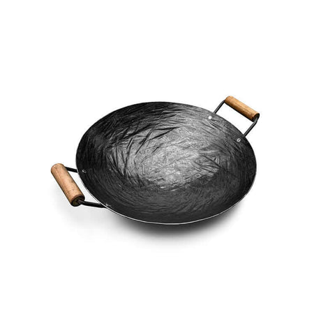 Handgeschmiedete Wok-Pfanne aus Carbon Stahl mit Holzgriffen, ideal für kreative Kochabenteuer und nachhaltige Zubereitung.