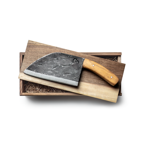 Handgeschmiedetes Chef-Messer aus Karbonstahl in eleganter Holzbox, einzigartig und nachhaltig.