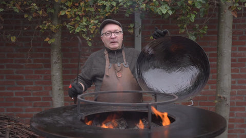 Video: Fyreza Wok-Pfanne 55 cm und handgeschmiedeter Woklöffel im Einsatz auf OFYR Feuerplatte – Kochen über offenem Feuer live gezeigt